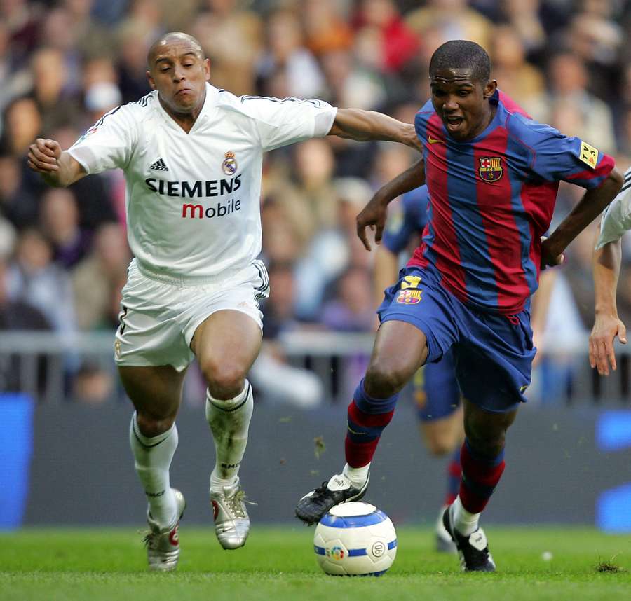 Samuel Eto’o au duel avec Roberto Carlos lors de Real Madrid – Barcelone, le 10 avril 2005 au Bernabéu.