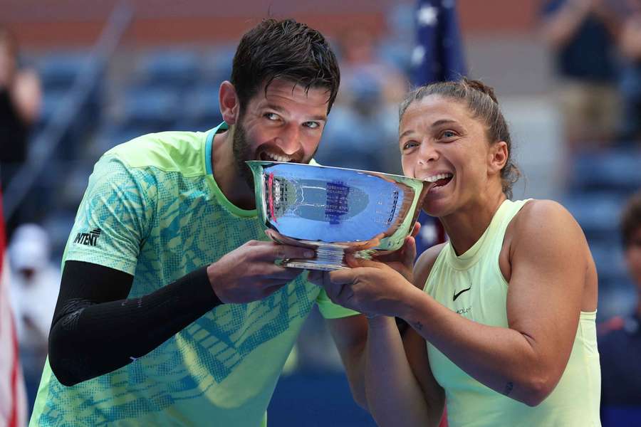 As italianas Sara Errani e Andrea Vavassori festejam depois de vencerem a final de pares mistos contra Taylor Townsend e Donald Young