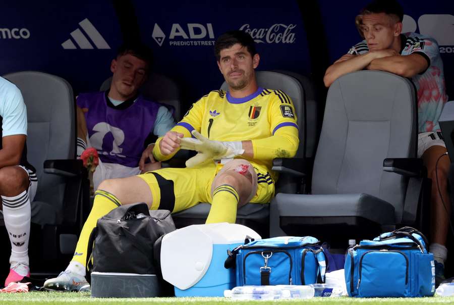 An emotional Courtois on the bench An emotional Courtois on the bench