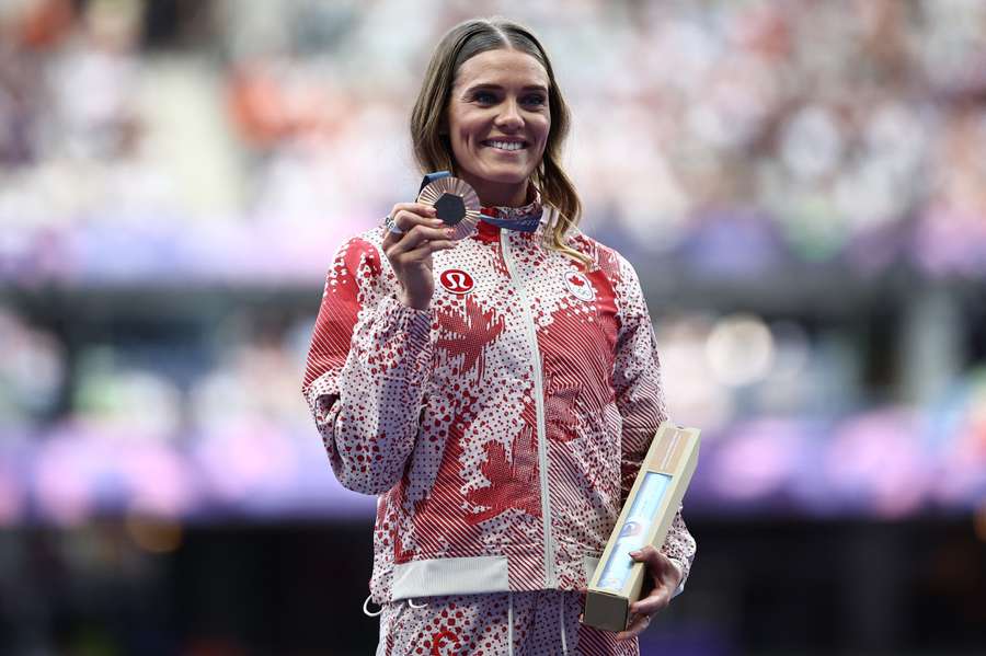 Brązowa medalistka z Kanady Alysha Newman świętuje na podium podczas Igrzysk Olimpijskich Paryż 2024, 8 sierpnia 2024 r.