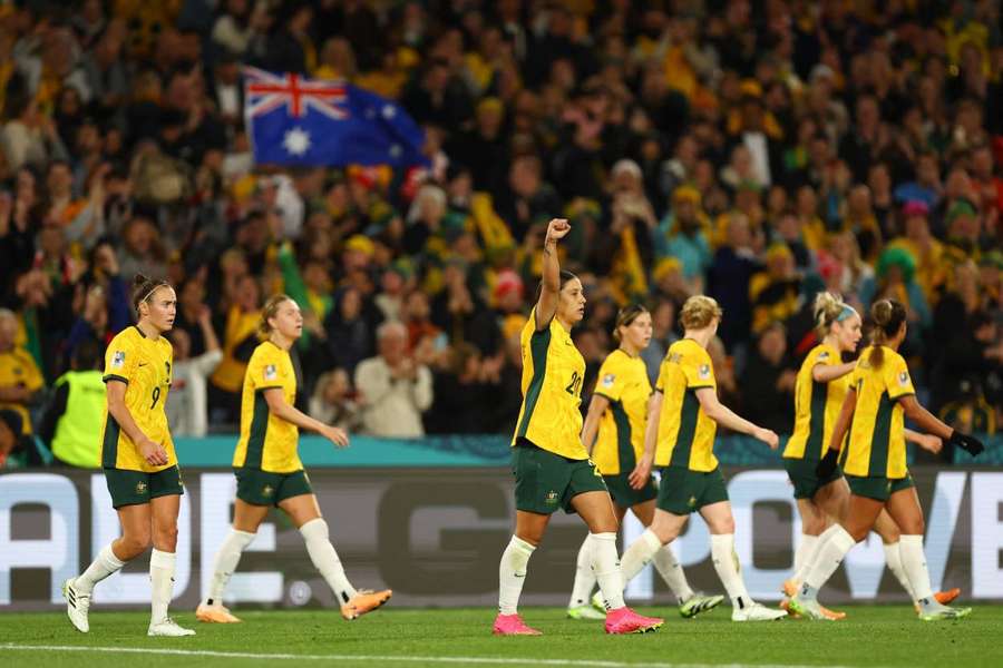 Australian players applauding the fans at Stadium Australia