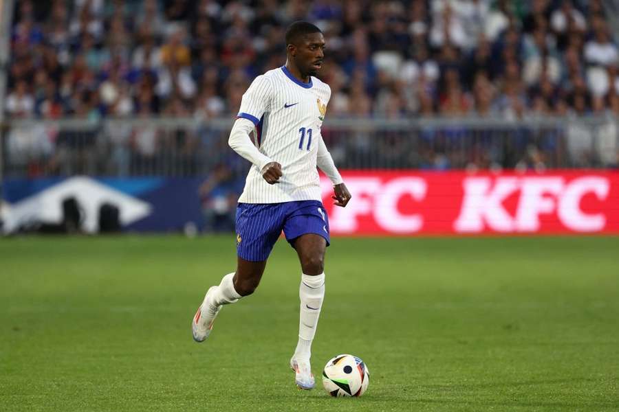 Ousmane Dembélé conduz a bola no jogo contra Portugal