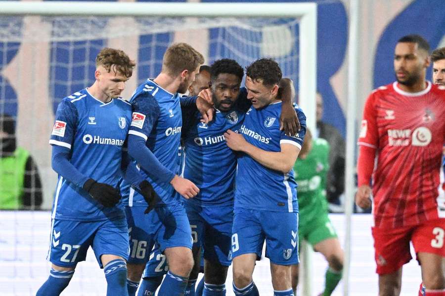 Der 1. FC Magdeburg bejubelt seinen Torschützen Daniel Heber.