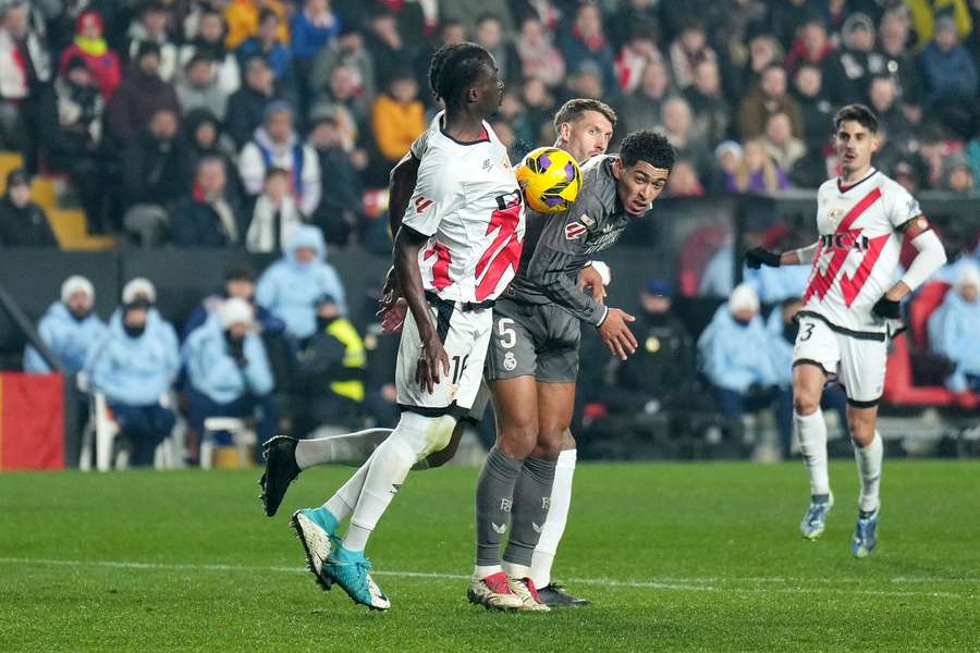 Mumin ante Bellingham, en el Rayo-Real Madrid de la temporada pasada Mumin ante Bellingham, en el Rayo-Real Madrid de la temporada pasada