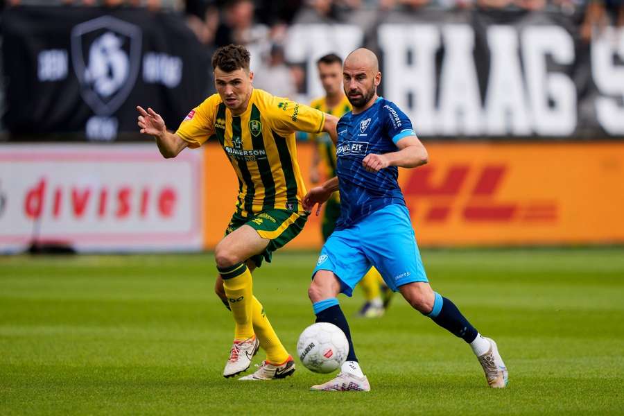 Jari Vlak (L) en Roel Janssen in duel tijdens ADO-VVV