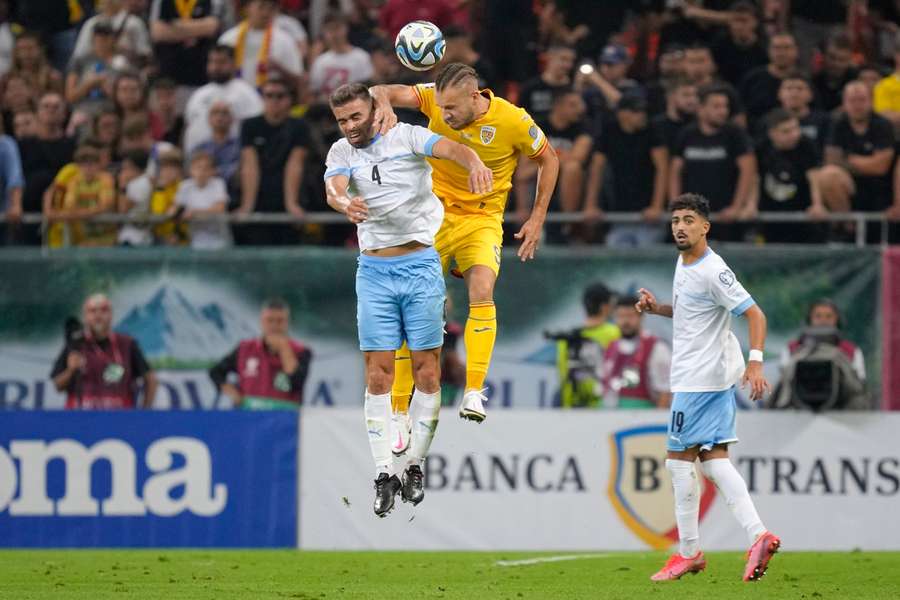 Luptă dură între George Pușcaș și Miguel Vitor în meciul România - Israel de la București