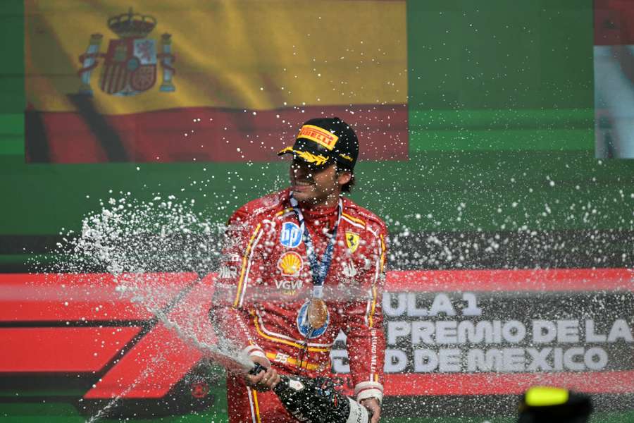 O festejo de Carlos Sainz no pódio