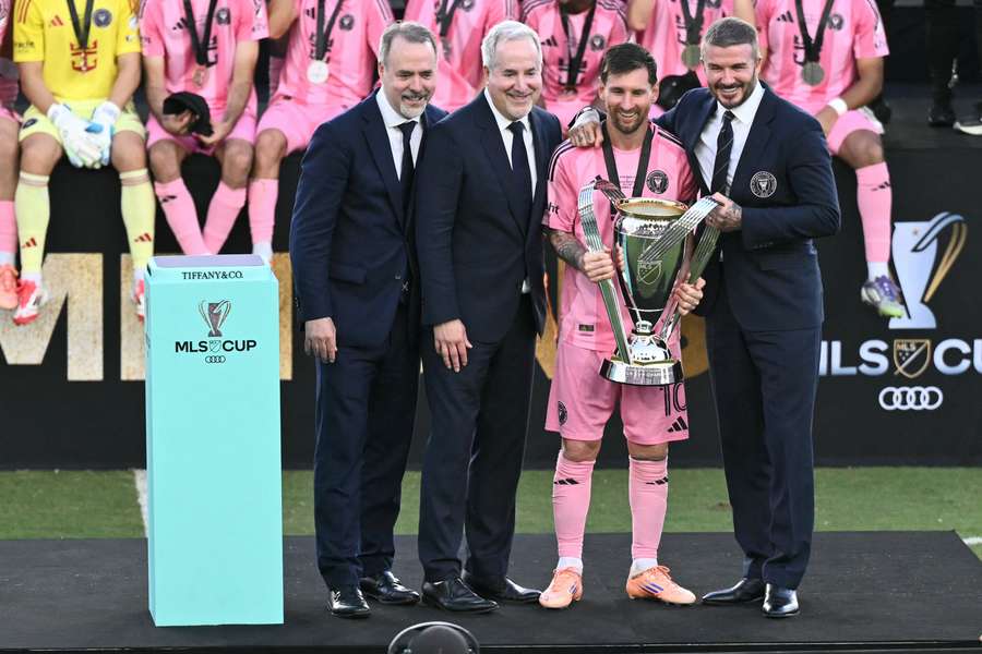 Messi prevzal trofej v spoločnosti Davida Beckhama. Messi prevzal trofej v spoločnosti Davida Beckhama.