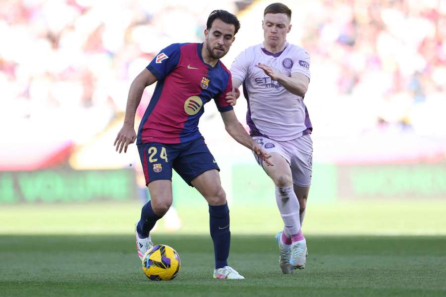 Eric García defiende el balón ante Viktor Tsygankov