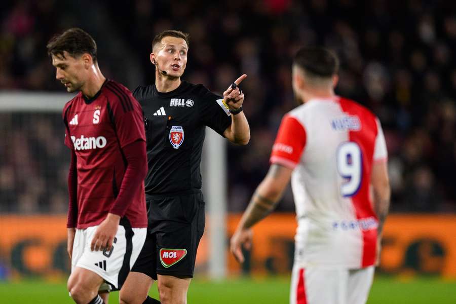 Rozhodčí Jan Všetečka během derby Sparty a Slavie.