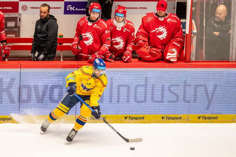 Ondřej Kovařčík před střídačkou, kterou dobře zná.