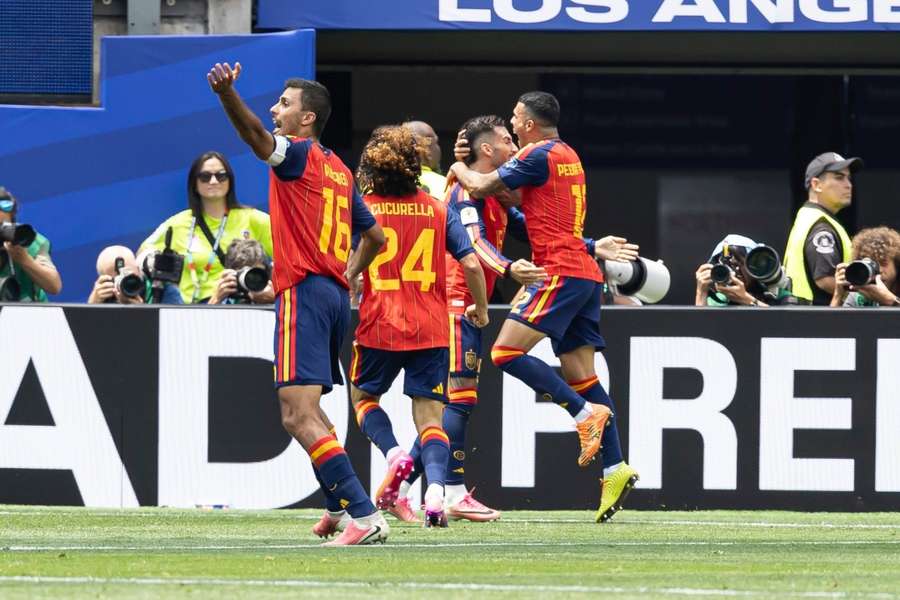 Pedro Porro celebra su gol ante Austria con Baena, Cucurella y Rodri