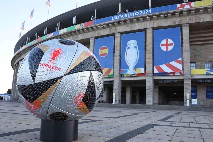 Olympijský stadion v Berlíně je připraven na duel španělského útočného fotbalu s anglickou efektivitou.