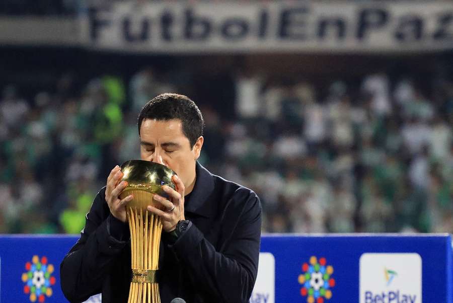 Efraín Juárez besa su último trofeo con Atlético Nacional.