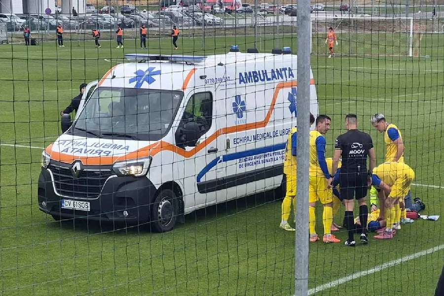 Adrian Voicu (28 de ani), fundașul Coronei Brașov, a fost transportat cu ambulanța la spital după o accidentare suferită în victoria cu Sepsi OSK 2