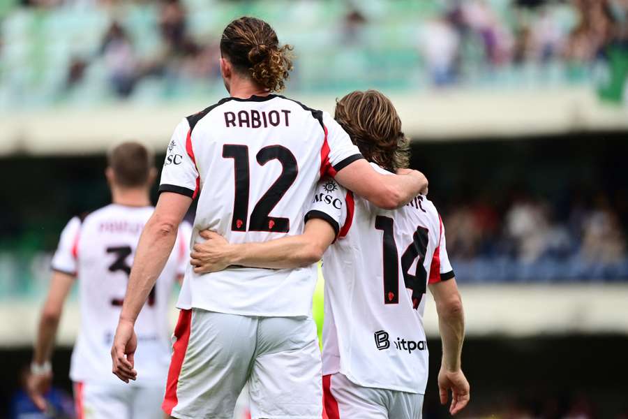 Adrien Rabiot a Luka Modrič pomohli AC Milán k výhře ve Veroně.