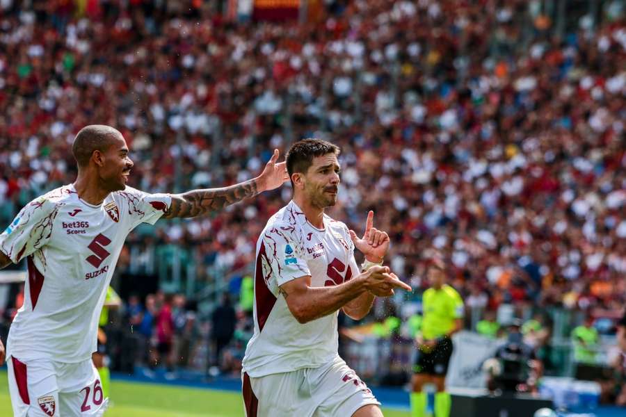 Giovanni Simeone exulta após o seu golo contra a Roma