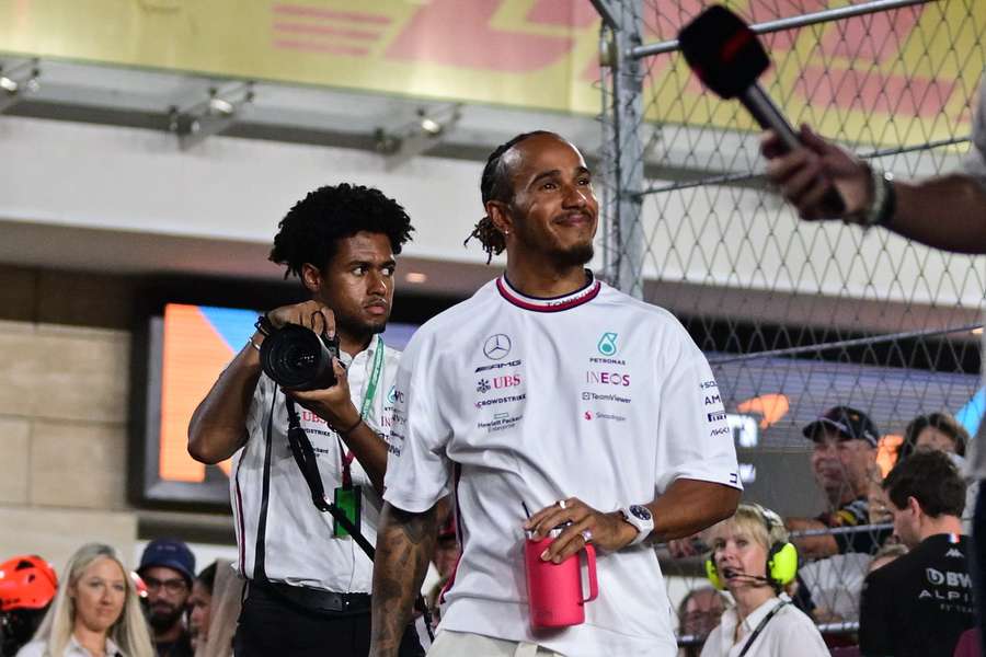 Lewis Hamilton hat sich für den von ihm verschuldeten Unfall in Katar entschuldigt.