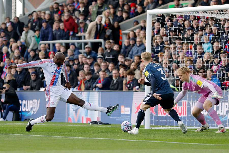 Horníček v bráně proti Crystal Palace. Horníček v bráně proti Crystal Palace.