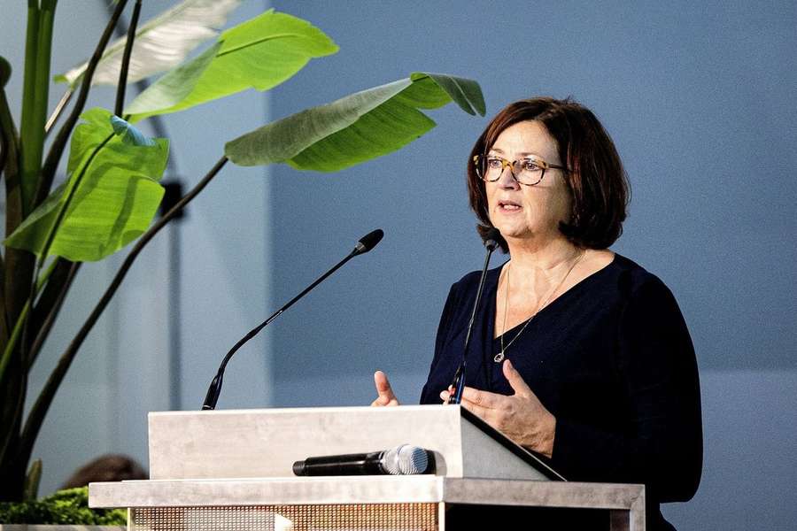 Minister Helder spreekt tijdens het congres bij de KNVB