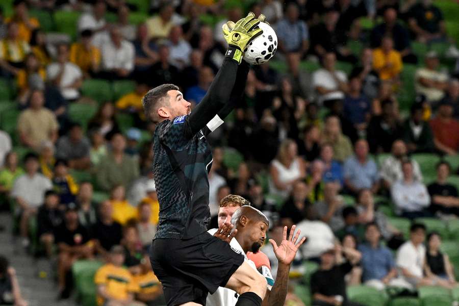 Mathew Ryan prinde mingea în meciul amical internațional dintre Australia și Curacao