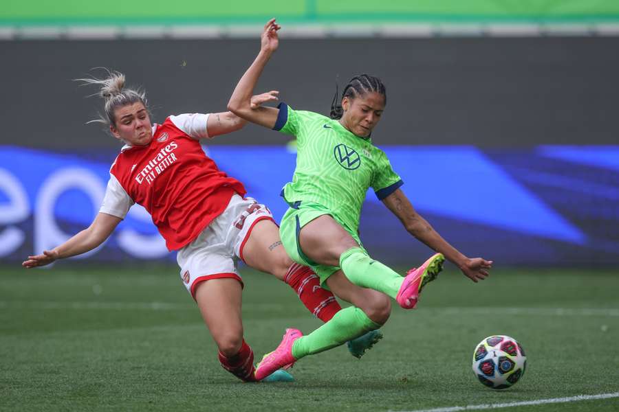 Wienroither et Jonsdottir au duel lors du match aller.