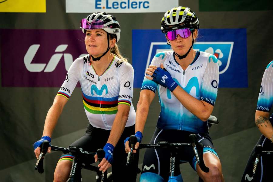 Annemiek van Vleuten voor de start van een van de afgelopen etappes in de Tour