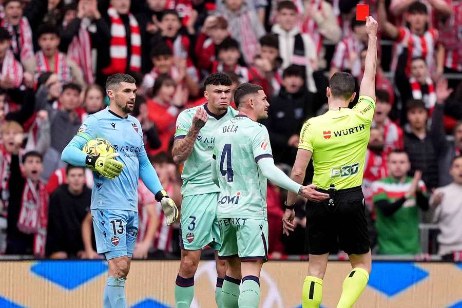 Muñiz Ruiz, protagonista por una expulsión bastante rigurosa