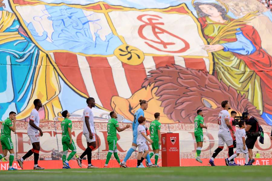 Jugadores del Sevilla y del Betis en el último derbi