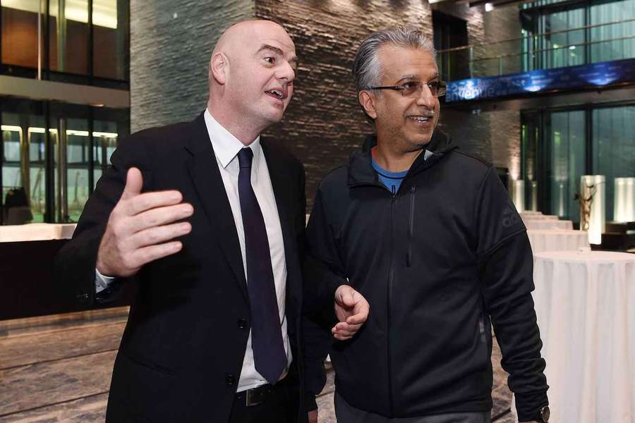 Infantino (l.) und Scheich Salman bin Ibrahim Al-Khalifa, der als potenzieller Heruasfroderer gilt, im Jahr 2016 Infantino (l.) und Scheich Salman bin Ibrahim Al-Khalifa, der als potenzieller Heruasfroderer gilt, im Jahr 2016