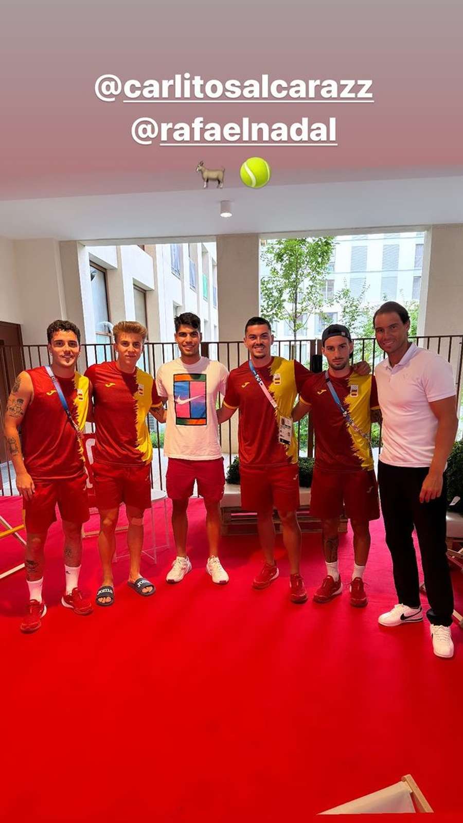 Nadal en Alcaraz, met verschillende spelers van het mannenvoetbalteam.