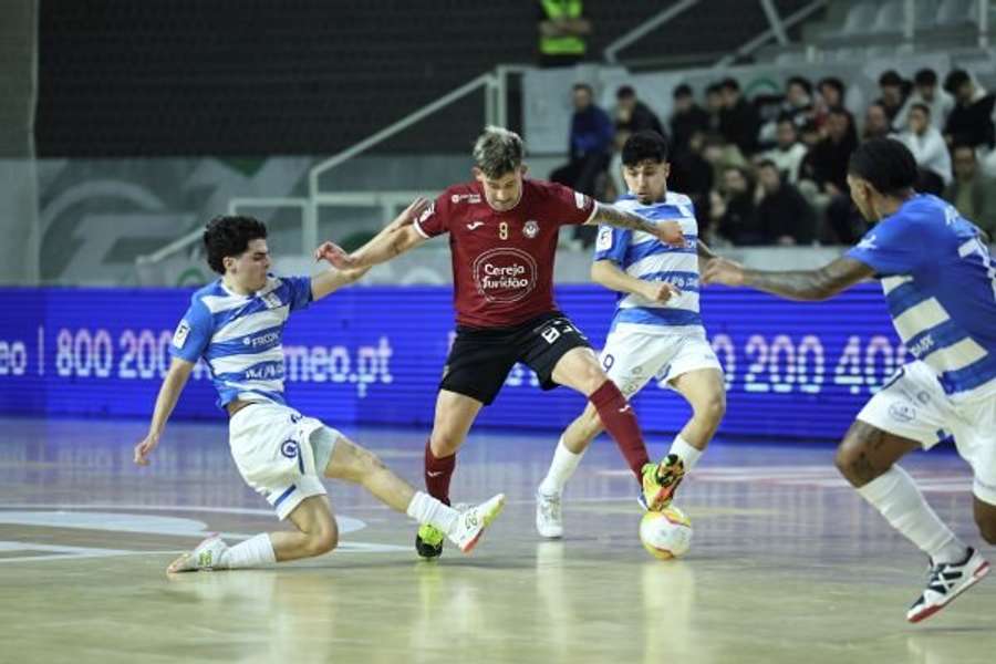 Javier Fuentealba tenta segurar a bola perante a pressão