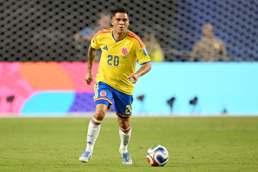 Juanfer Quintero conduce el balón Juanfer Quintero conduce el balón