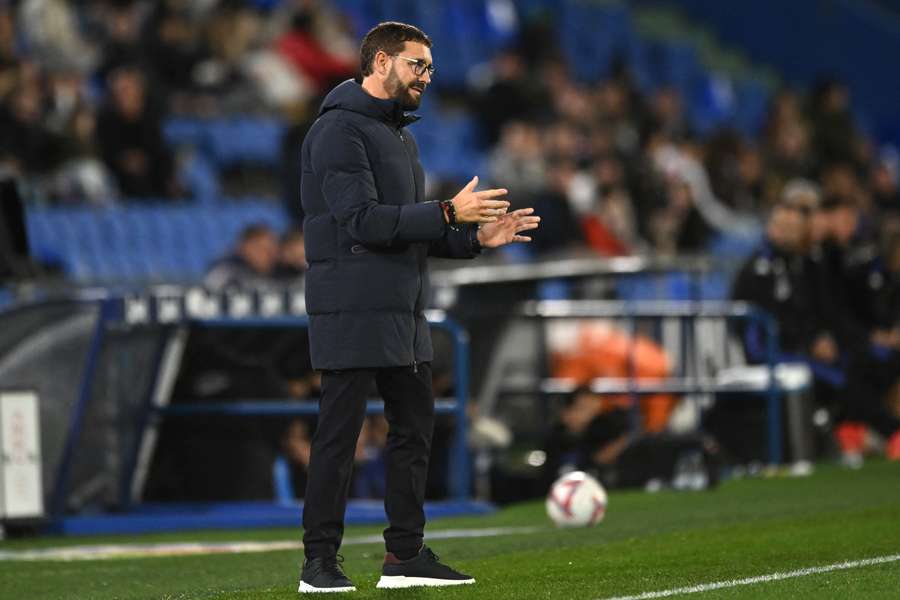 Bordalás da órdenes en el banquillo.
