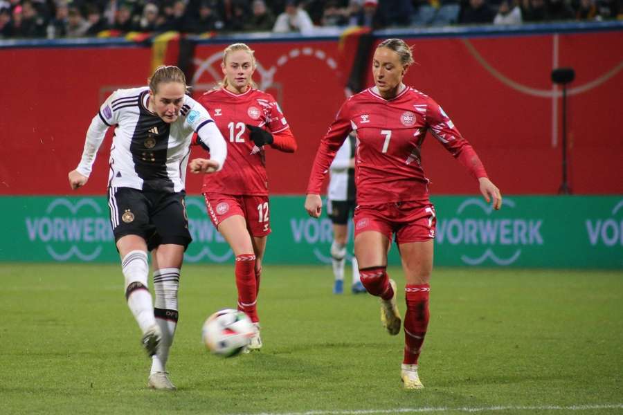 Sydney Lohmann attempts a shot on goal during Nations League match against Denmark