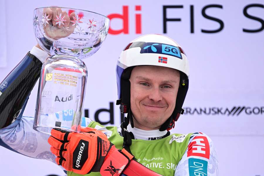 Henrik Kristoffersen mit seiner Trophäe für den Sieg in Kranjska Gora.