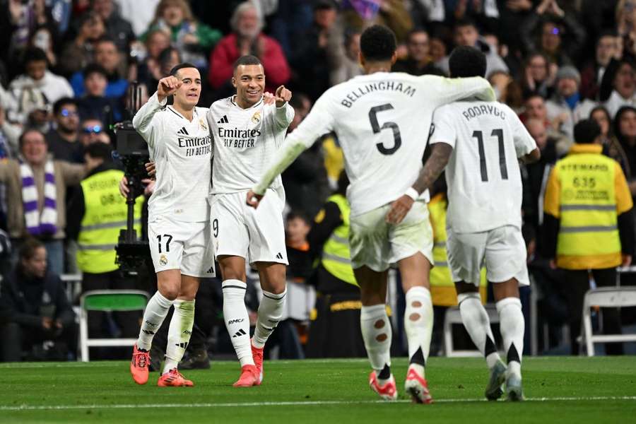 Kylian Mbappe świętujący gola z kolegami z drużyny