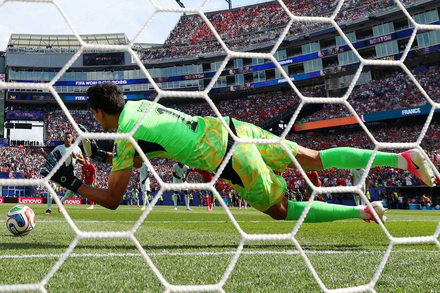 Bono parou penálti de Mbappé