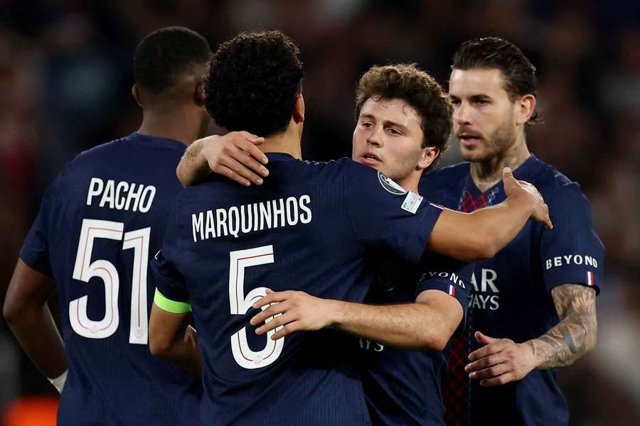 Joao Neves, célébrant un but avec Marquinhos, Lucas Hernandez et Willian Pacho.