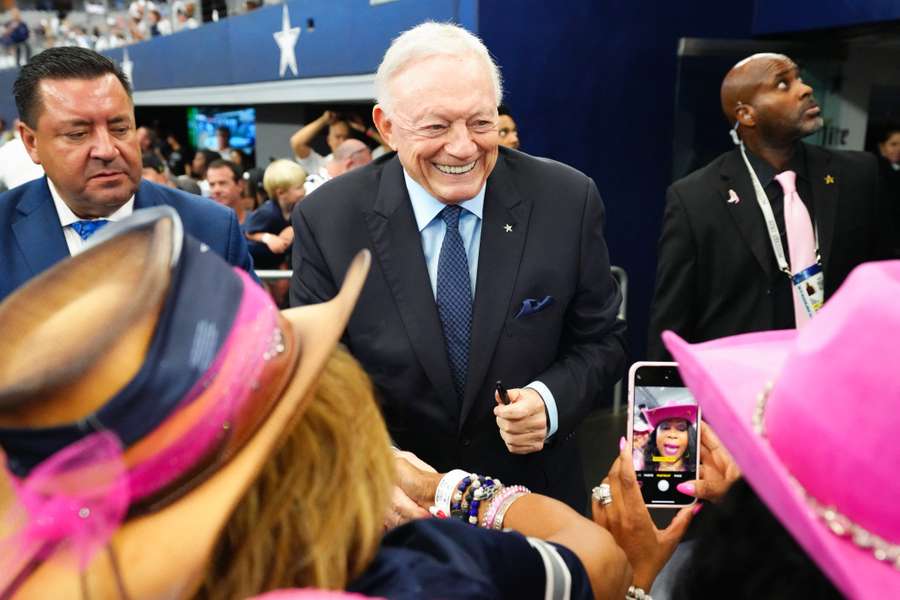 Jerry Jones kon voor de wedstrijd tegen de Lions nog lachen