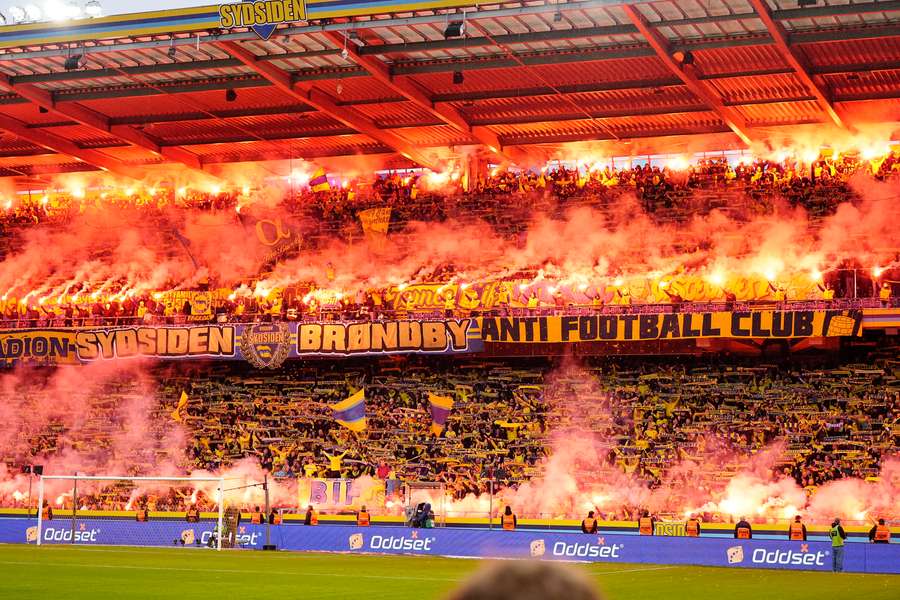 Der var endnu en gang fut i tribunerne på den forkerte måde søndag middag.