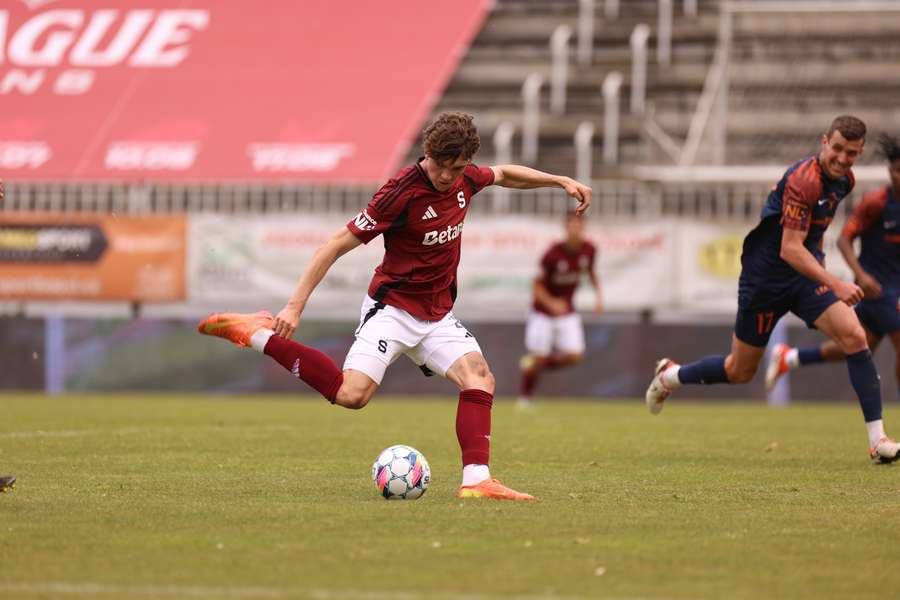 Vojtěch Hranoš ze Sparty B zakončuje v zápase s Vlašimí, kterou rezerva Pražanů porazila 1:0