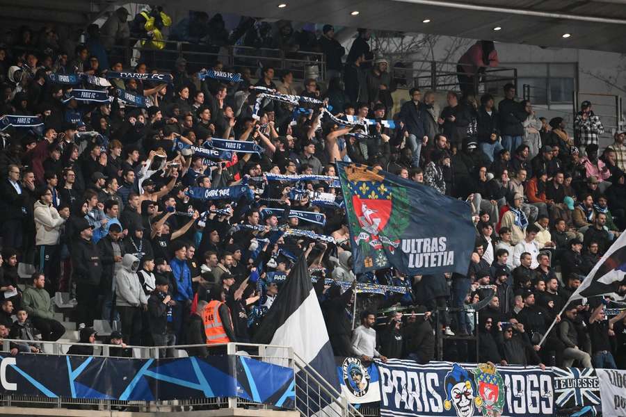 Hinchas del París FC animando a su equipo
