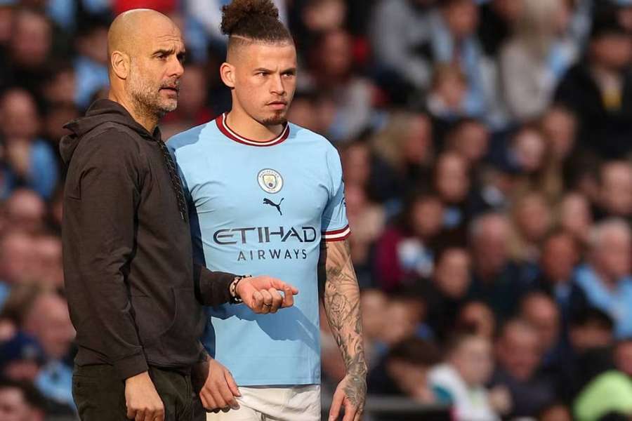 Pep Guardiola a Kalvin Phillips během společného působení v Manchesteru City.