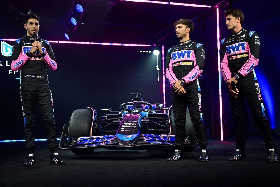 Esteban Ocon, Pierre Gasly en reserverijder Jack Doohan naast hun nieuwe auto