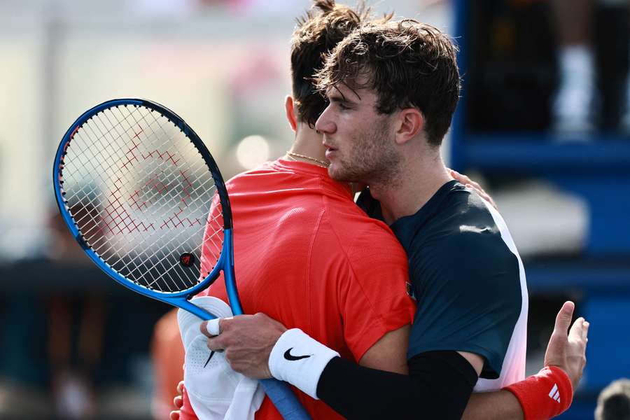 Draper cumprimenta Mensik após derrota em Miami 