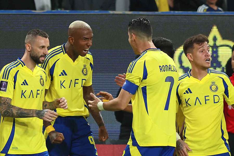 Anderson Talisca e Cristiano Ronaldo comemoram gol do Al-Nassr