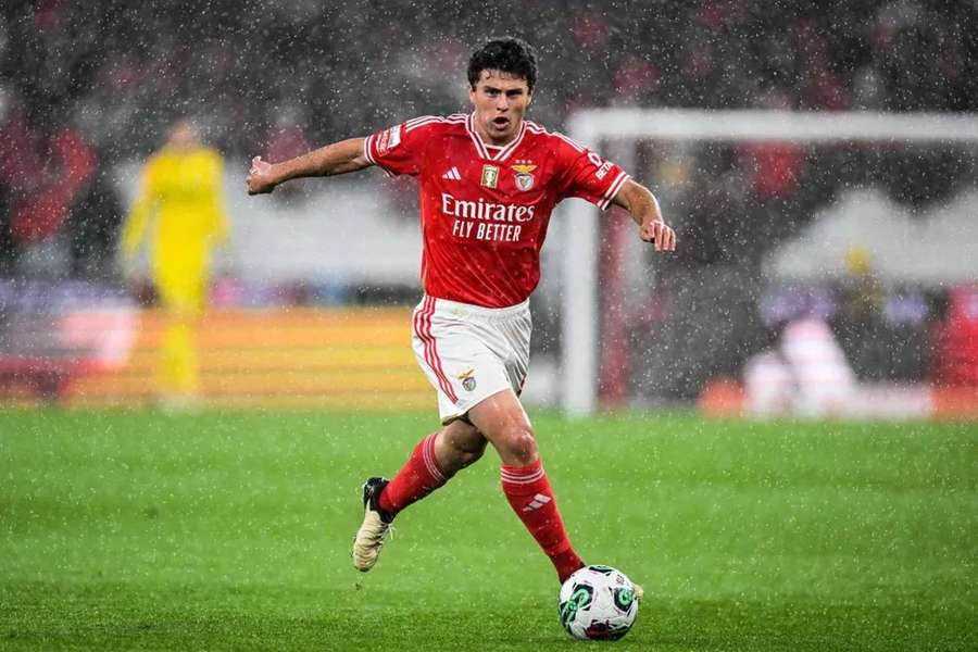 João Neves está a negociar a saída do Benfica