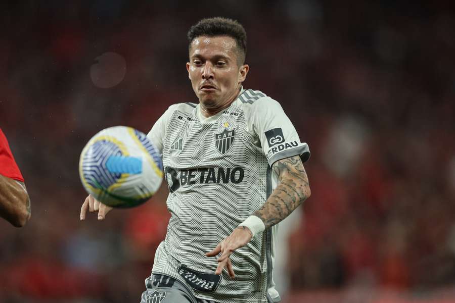 Bernard foi sondado, mas prefere focar em ganhar minutos no Galo
