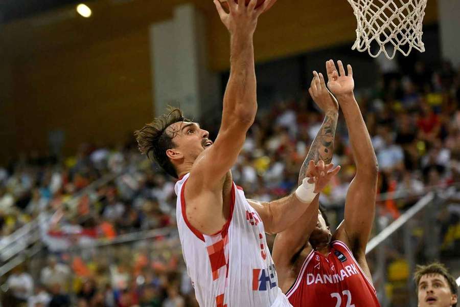 Dario Saric beim Zug zum Korb.